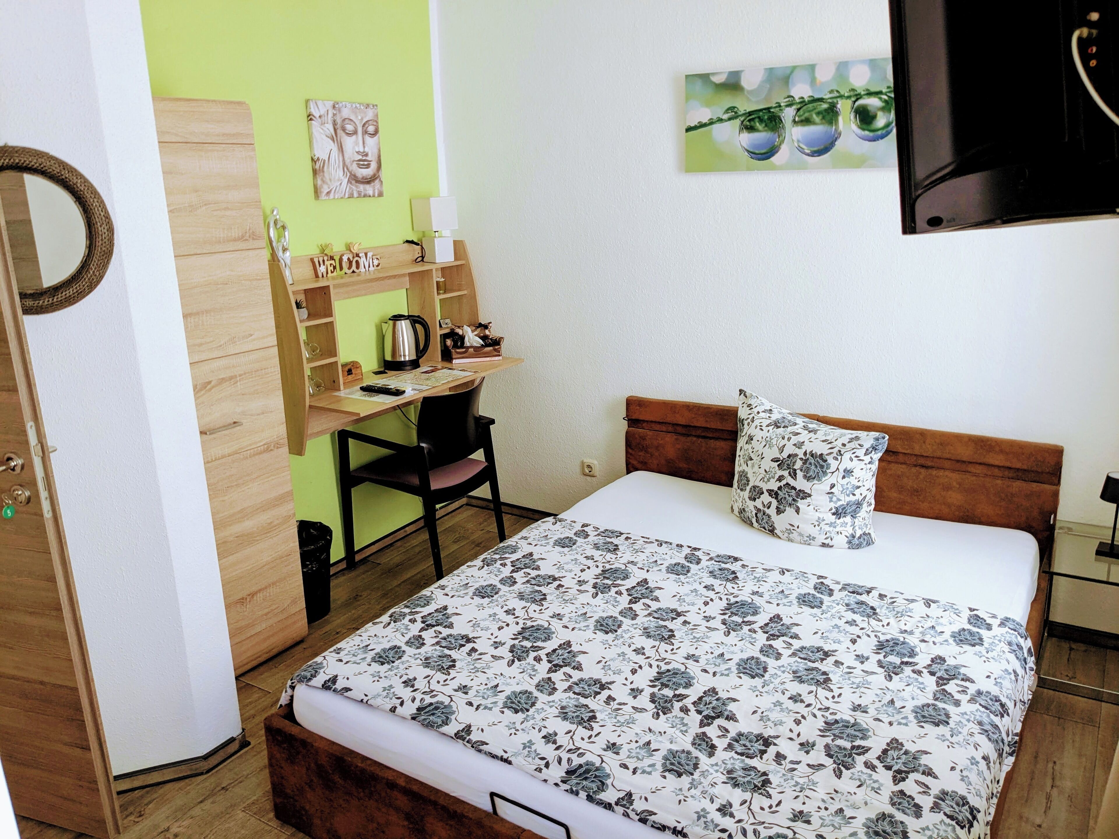 Habitación doble clásica de uso individual, 1 cama matrimonial, para no fumadores | Escritorio, cortinas blackout, wifi gratis y ropa de cama 