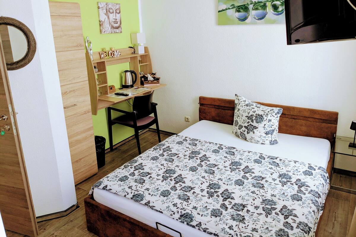 Habitación doble clásica de uso individual, 1 cama matrimonial, para no fumadores | Escritorio, cortinas blackout, wifi gratis y ropa de cama