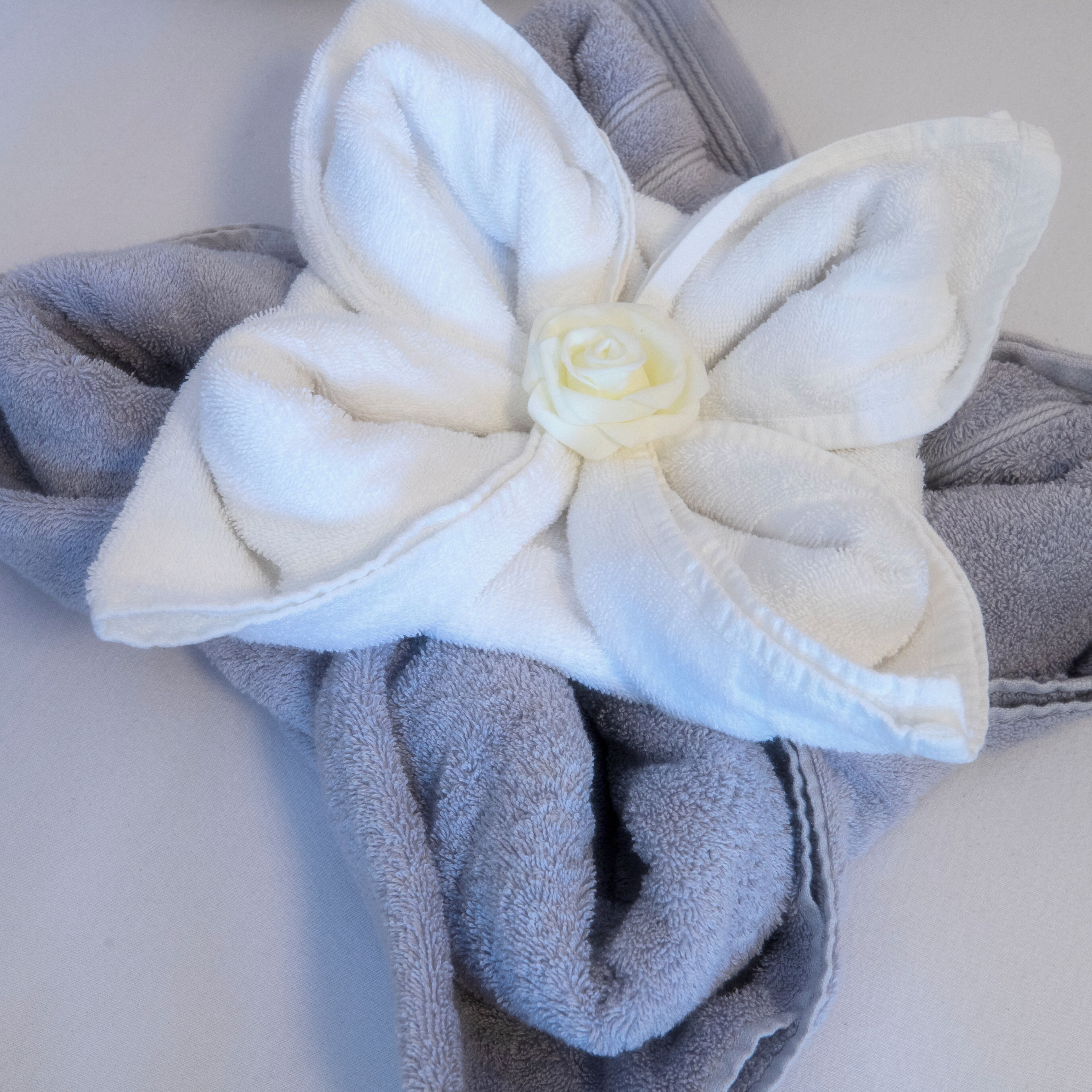 Una toalla con un estampado grande de flores blancas.