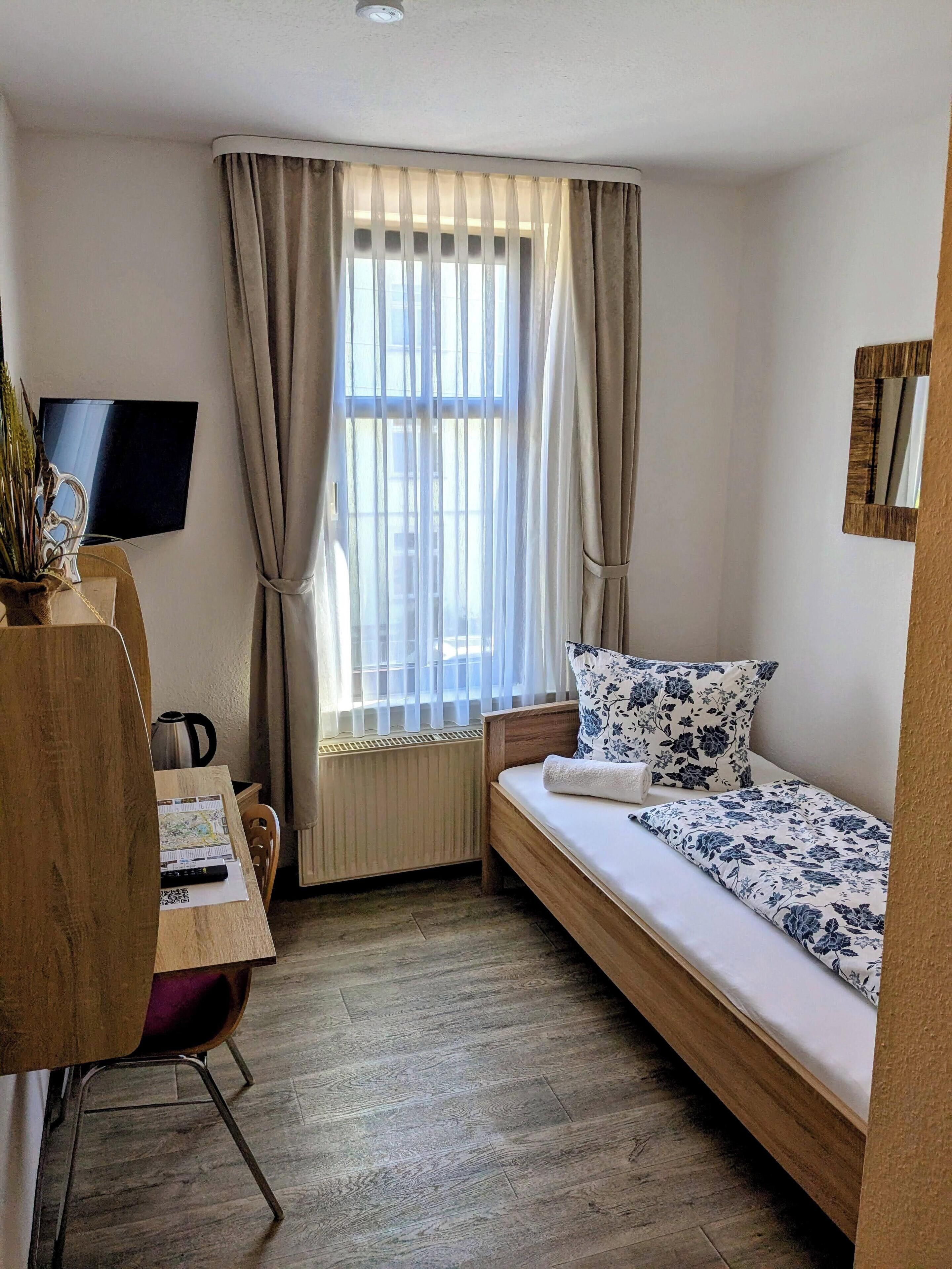 Habitación individual | Escritorio, cortinas blackout, wifi gratis y ropa de cama 