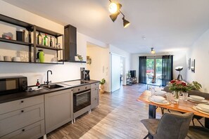 Kjøleskap, mikrobølgeovn, ovn og kokeplater