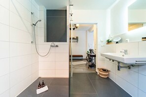 Hair dryer - Select-Home 2 -Netflix | parking lot | many extras (Bruck in der Oberpfalz)