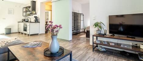 Una televisión, un reproductor estéreo