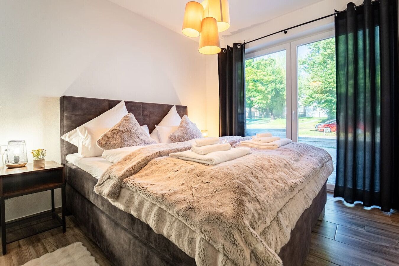 Escritorio, tabla de planchar con plancha, wifi y ropa de cama 