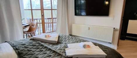 1 bedroom, desk, WiFi, bed sheets