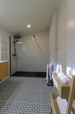 Habitación doble Deluxe, vista al jardín | Baño | Bidet, jabón, shampoo 