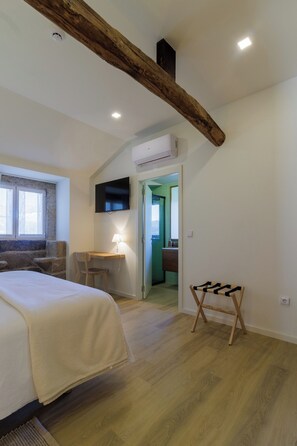 Casa Deluxe, patio | Tabla de planchar con plancha, wifi gratis, ropa de cama