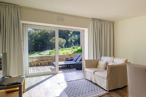 Apartamento família, sacada, vista para a montanha | Área de estar | TV LED
