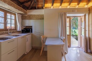 Estudio, balcón, vistas al jardín | Cocina privada | Trona infantil