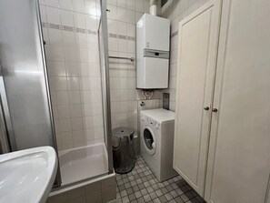 Basic Apartment | Bathroom | Shower, free toiletries, hair dryer, towels