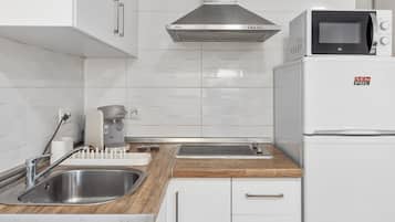 Réfrigérateur, micro-ondes, plaque de cuisson, cafetière/bouilloire