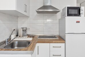 Een koelkast, een microgolfoven, een kookplaat