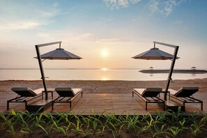 On the beach, white sand, beach bar - eL Hotel & Resort Bali Sanur (Denpasar)