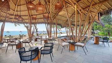 بار بجانب حمام السباحة