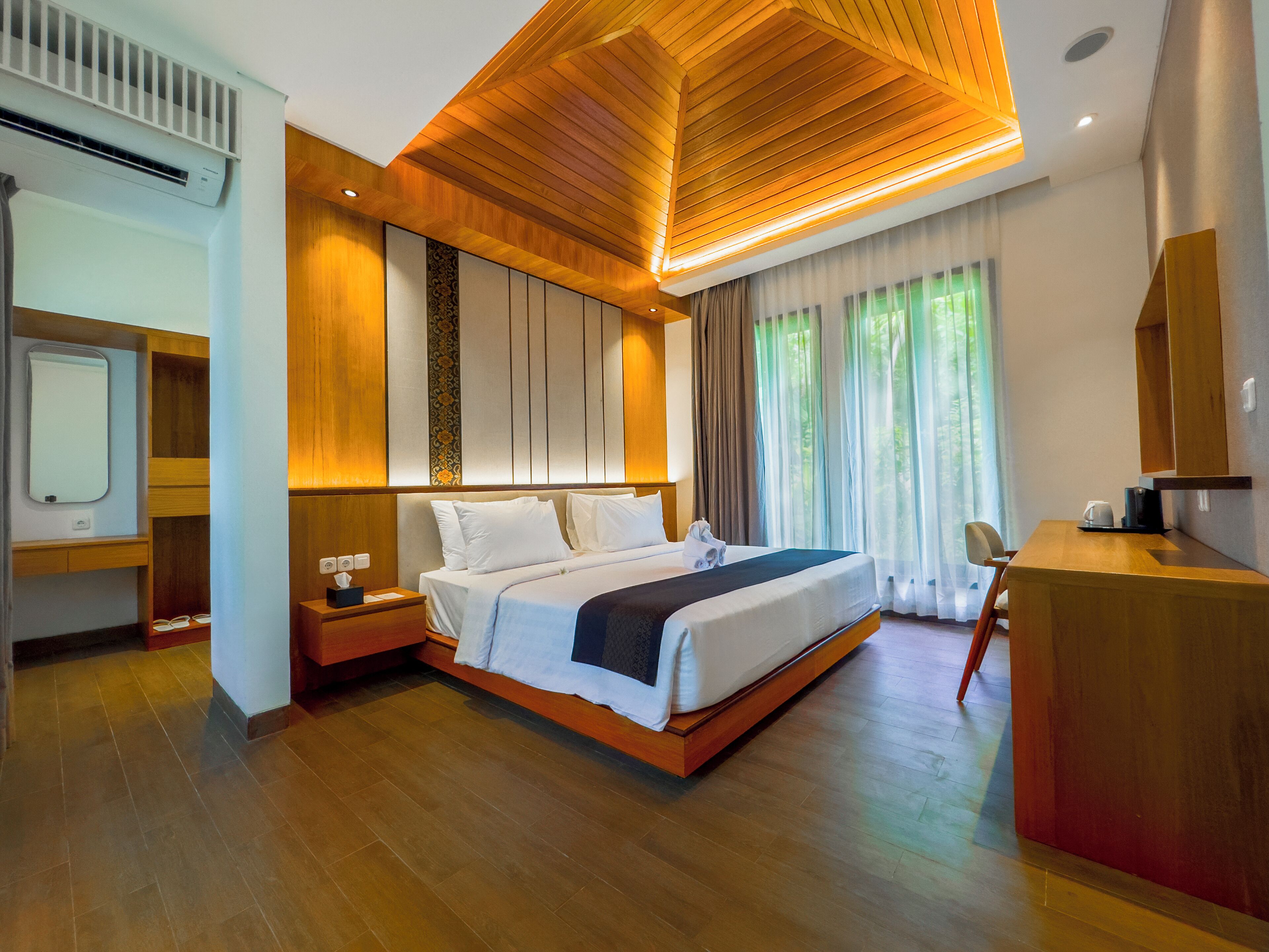 Minibar, in-room safe, laptop workspace, blackout curtains