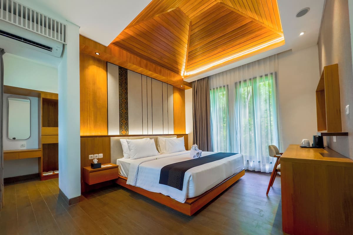 Minibar, in-room safe, laptop workspace, blackout curtains