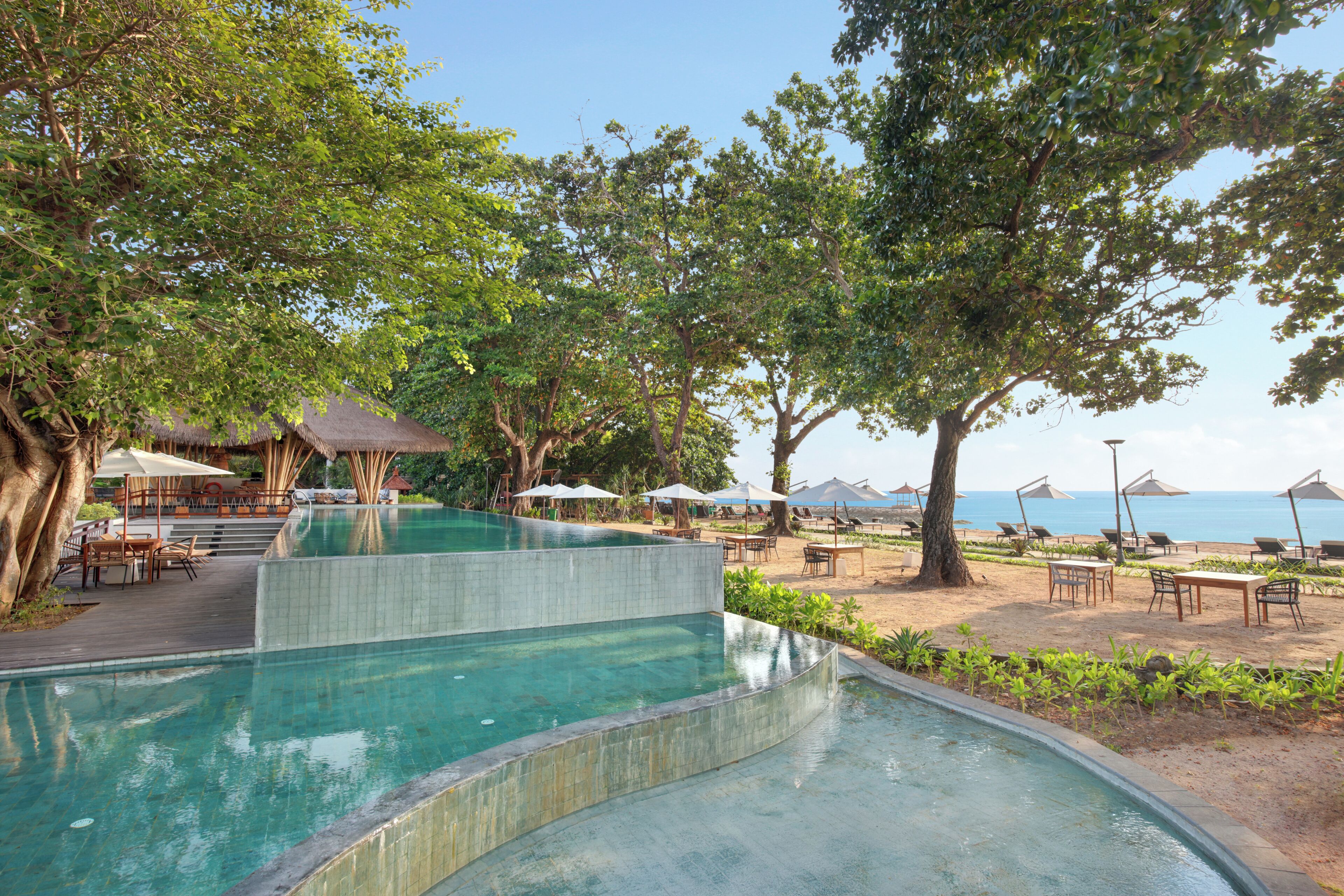 2 من حمّامات السباحة ا لخارجية