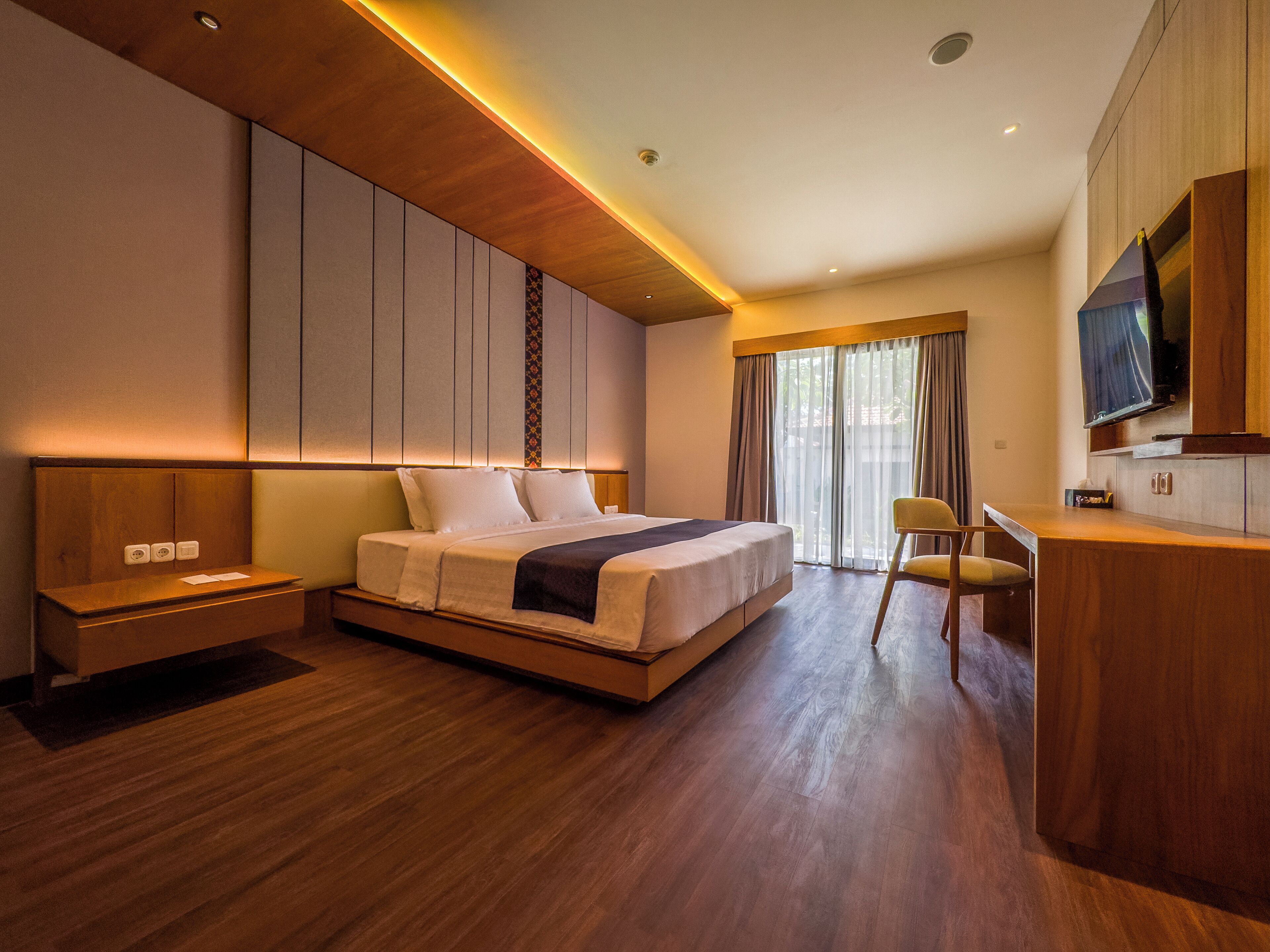 Minibar, in-room safe, laptop workspace, blackout curtains