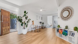 4 bedrooms, iron/ironing board, internet, bed sheets