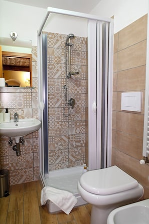 Værelse med 2 enkeltsenge - 2 enkeltsenge - ikke-ryger | Badeværelse | Bruser, hårtørrer, håndklæder, Sæbe