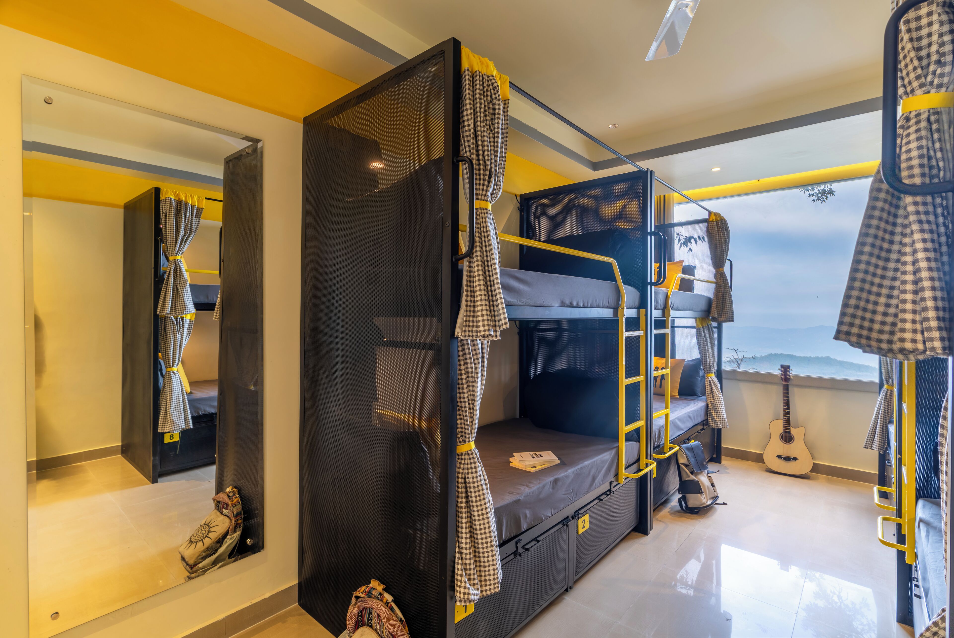 Dormitorio compartido clásico, vista a la montaña | Insonorización, wifi gratis y ropa de cama 