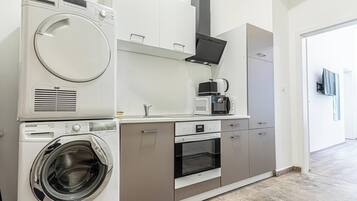 Perushuoneisto | Yksityinen keittiö | Mikroaaltouuni, uuni, liesi, keittoastiat/astiat/ruokailuvälineet
