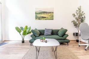 Basic Apartment | Living room - Lovely Apartment Steps from Schonbrunn (Vienna)