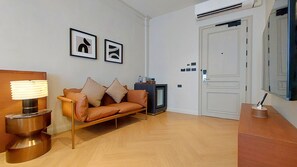 Habitación Deluxe, bañera | Zona de estar | Smart TV de 42 pulgadas con canales digitales