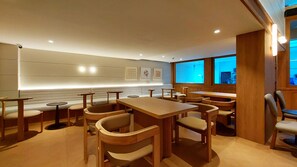 Lobby sitting area - Marwin Monique Hotel (Bangkok)