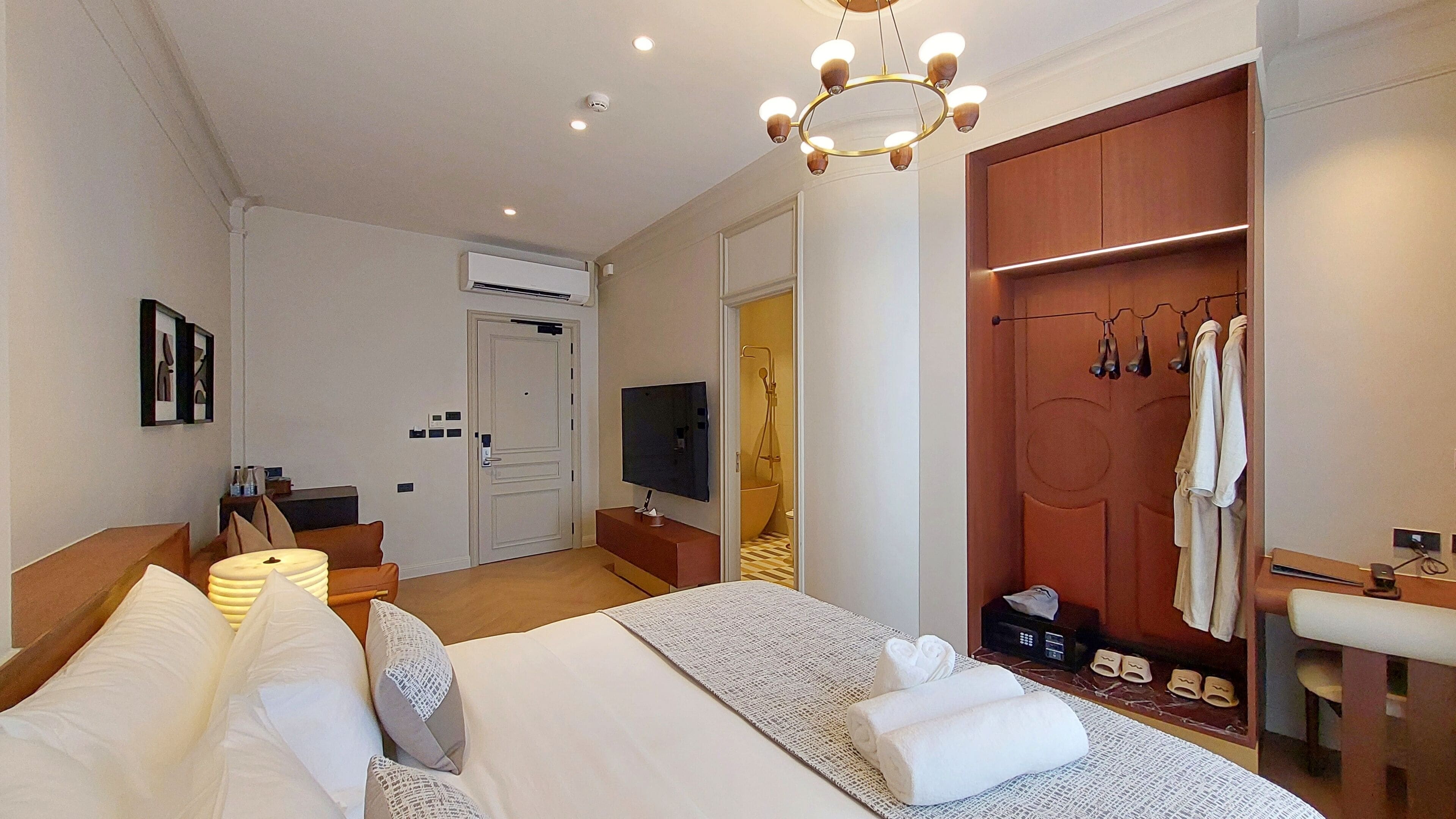 Habitació Deluxe, banyera | Caixa forta a l'habitació, escriptori, wifi gratuïta i roba de llit 