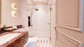 Habitació Deluxe | Bany | Articles de tocador gratuïts, assecador de cabells i sabatilles 