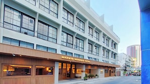 Ein mehrstöckiges Hotel mit moderner Fassade, großen Fenstern und einem markanten Eingang.
