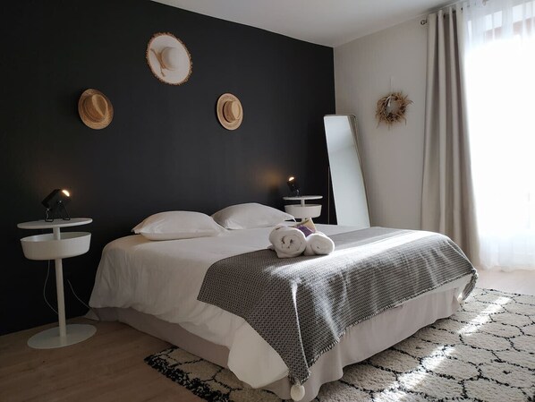 Iron/ironing board, travel crib, WiFi, bed sheets