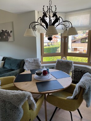 Dining - Fantastic maisonette with a view on the österreich. Border to Kufstein (Kiefersfelden)