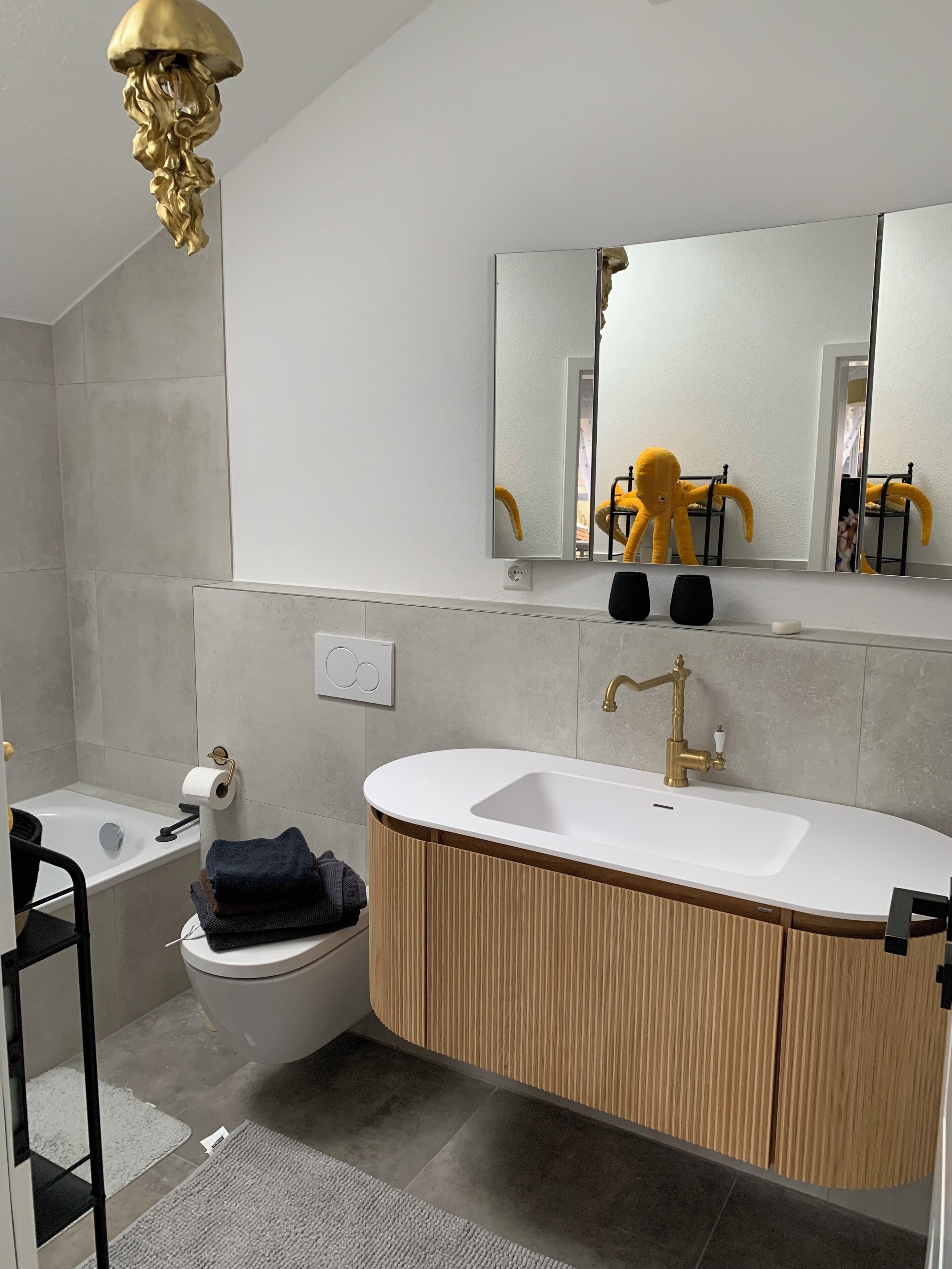Een douche, een haardroger, handdoeken, zeep