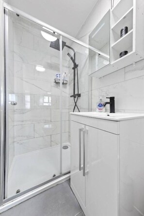 Hair dryer, towels, soap, shampoo - Adair Road, Kensington and Chelsea, London, W10 5DY (London)