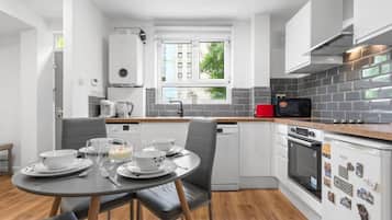 Frigorífico, microondas, horno y placa de cocina