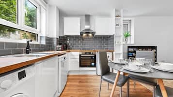 Frigorífico, microondas, horno y placa de cocina