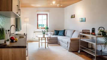 Classic-Apartment, eingeschrÀnkter Seeblick | Wohnbereich | Kinderspielzeug