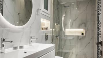 Superior appartement, 1 queensize bed met slaapbank | Badkamer | Een douche, een haardroger, handdoeken, zeep