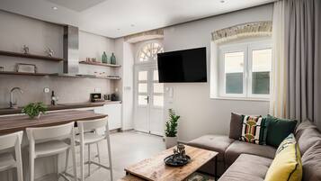 Superior-huoneisto, 1 keskisuuri parisänky ja vuodesohva | Oleskelualue | 32–tuumainen äly-TV, jossa digitaalikanavat