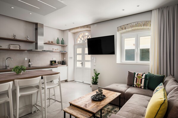 Departamento superior, 1 cama Queen size y sofá cama | Área de sala de estar | Smart TV de 32 pulgadas con canales digitales