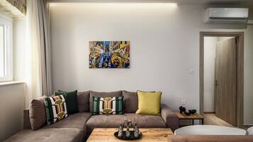 Appartamento Superior, 1 letto queen con divano letto | Area soggiorno | Smart TV 32 pollici con canali digitali