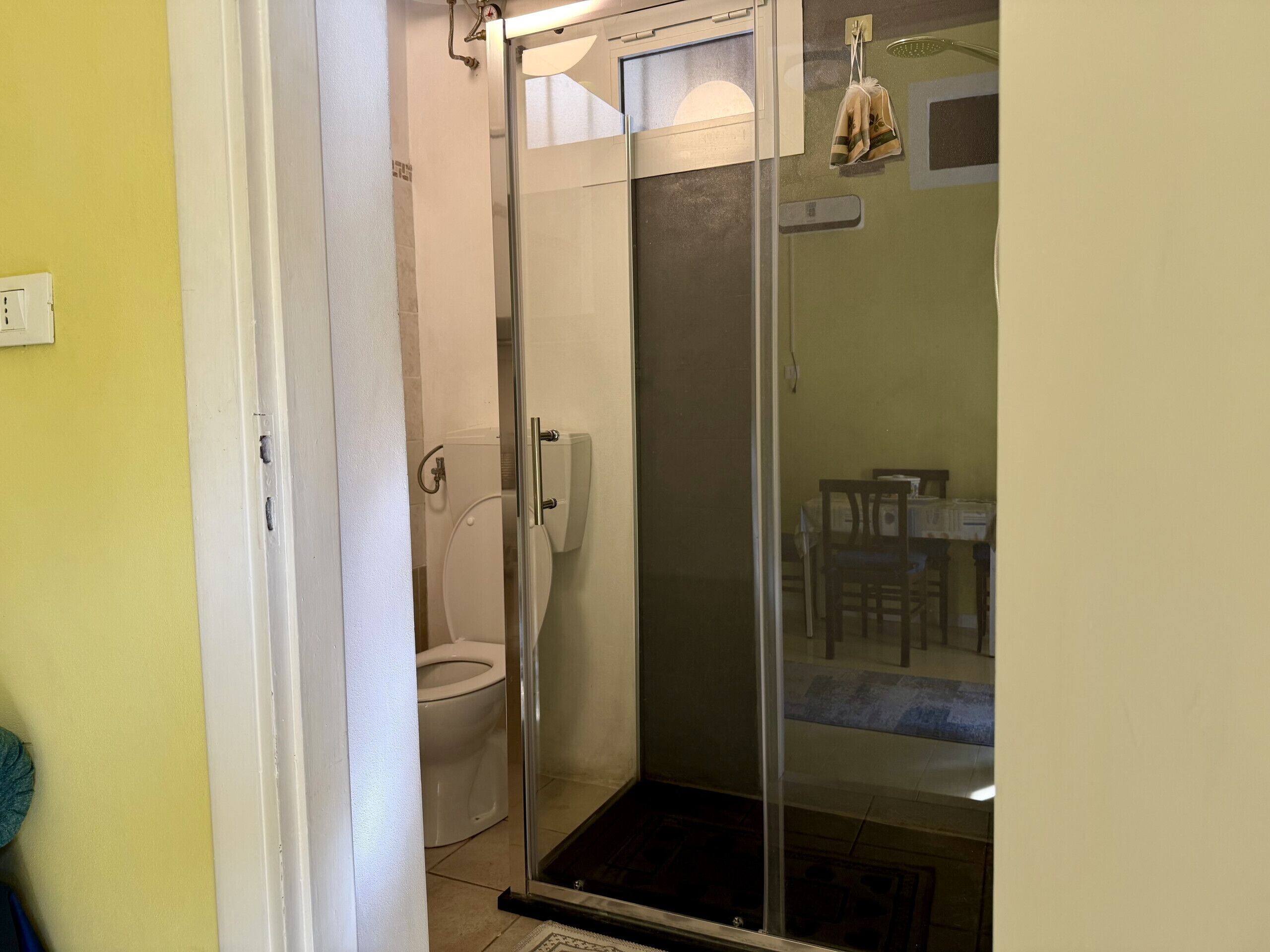 Dusch, hårtork, bidé och handdukar