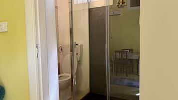 Doccia, asciugacapelli, bidet, asciugamani