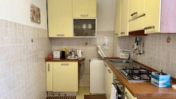 Frigorifero, forno, macchina per tè/caffè, bollitore elettrico