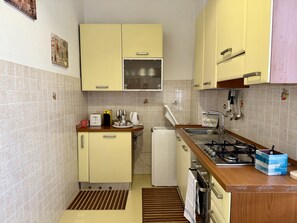 Kylskåp, ugn, kaffe- och tebryggare och vattenkokare