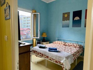 1 chambre, fer et planche à repasser, accès au Wi-Fi (inclus)
