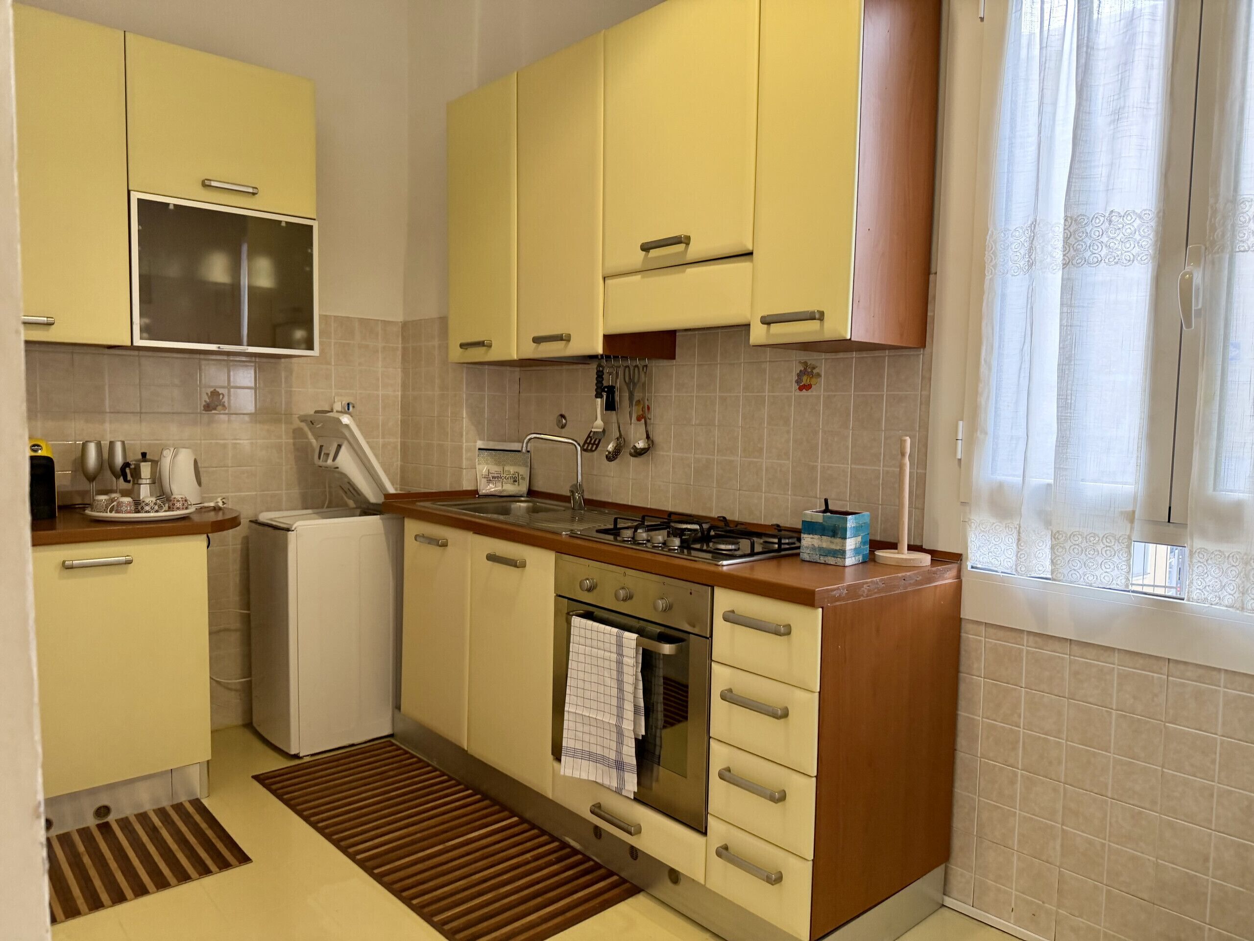 Kühlschrank, Ofen, Wasserkocher mit Kaffee-/Teezubehör, Wasserkocher