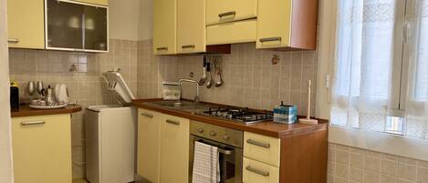 Fridge, oven, coffee/tea maker, electric kettle